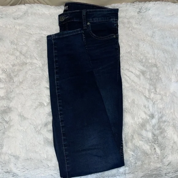 Kut from the Kloth Blue Denim Jeans.  Size 6. - Picture 6 of 8